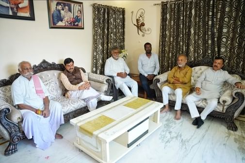 अंतिम यात्रा में शामिल हजारों लोग, श्रद्धांजलि देते मुख्यमंत्री