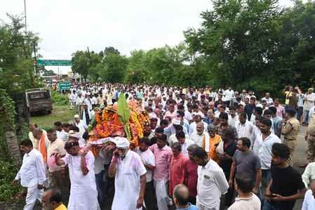 अंतिम यात्रा में शामिल हजारों लोग, श्रद्धांजलि देते मुख्यमंत्री