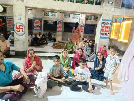 बाबा बालक नाथ मंदिर दियोटसिद्ध में दर्शनों के बाद बाहर आते श्रद्धालु। संवाद बाबा बालक नाथ मंदिर दियोटसिद्ध में दर्शनों के बाद बाहर आते श्रद्धालु। संवाद