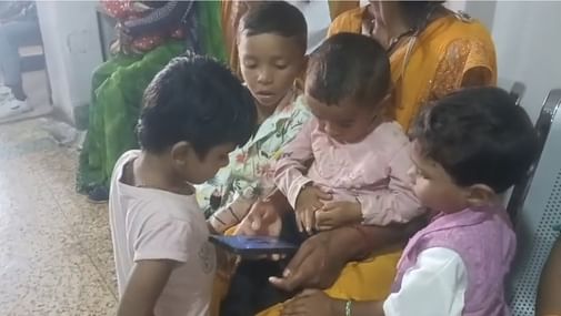 बच्चों की जांच कराते परिजन