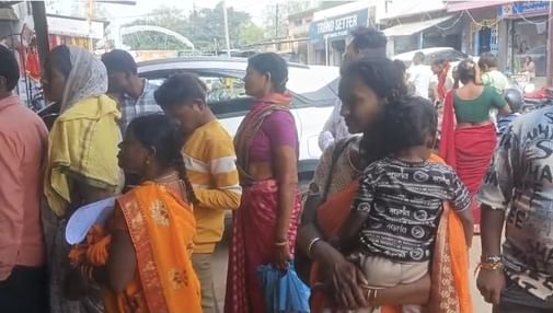 बच्चों की जांच कराते परिजन