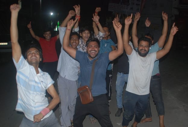 एशिया कप के भारत-पाकिस्तान का फाइनल मैच में पाकिस्तान बल्लेबाज का विकेट गिरने के बाद बागपत के स