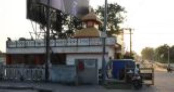 फ्लाईओवर का चलता काम और चौराहा, जिसे चौड़ा होना है।