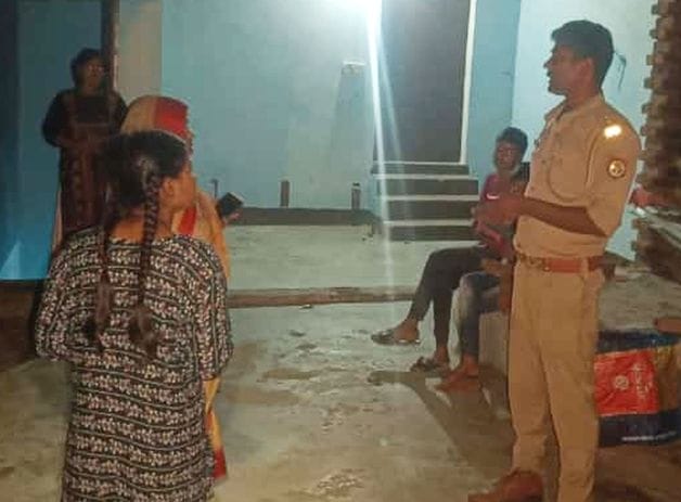फोटो-14-महिला की मौत के बाद घर के बाहर जांच करती पुलिस। संवाद