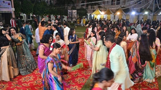 फोटो-36, माता के भजन प्रस्तुत करते कलाकार। स्रोत: स्वयं फोटो-36, माता के भजन प्रस्तुत करते कलाकार। स्रोत: स्वयं