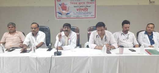 गोला में विश्व हृदय दिवस पर लोगों को जागरूक करते डॉक्टर। संवाद