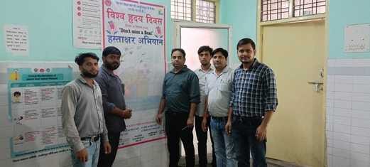 गोला में विश्व हृदय दिवस पर लोगों को जागरूक करते डॉक्टर। संवाद