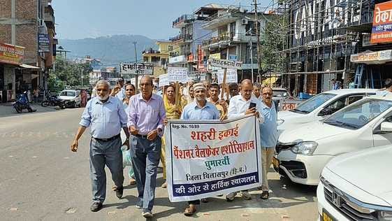 घुमारवीं में एसडीएम को ज्ञापन सौंपते पेंशनर। संवाद