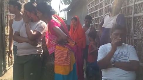 घटनास्थल पर जांच करती पुलिस