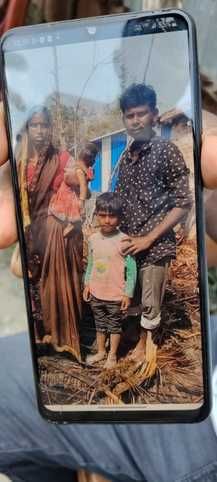 घटनास्थल पर जांच करती पुलिस