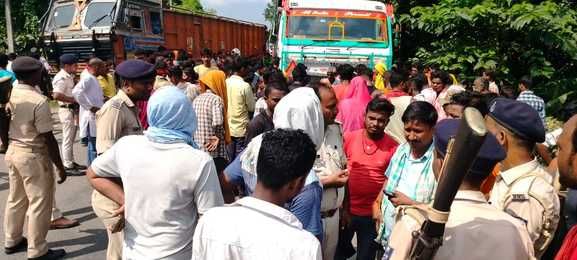 घटनास्थल पर मौजूद लोगों की भीड़