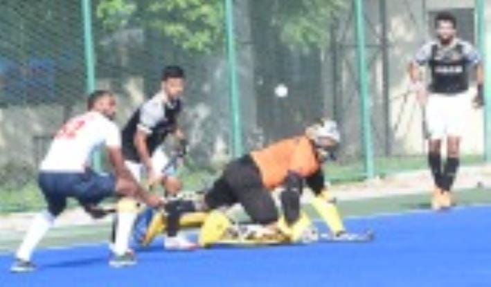 हॉकी मुकाबले में भिड़ते खिलाड़ी। हॉकी मुकाबले में भिड़ते खिलाड़ी।