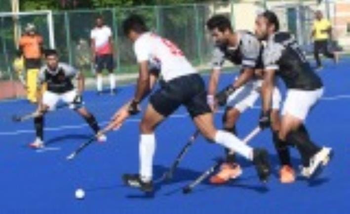 हॉकी मुकाबले में भिड़ते खिलाड़ी। हॉकी मुकाबले में भिड़ते खिलाड़ी।