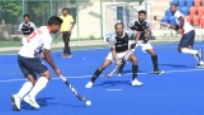हॉकी मुकाबले में भिड़ते खिलाड़ी। हॉकी मुकाबले में भिड़ते खिलाड़ी।