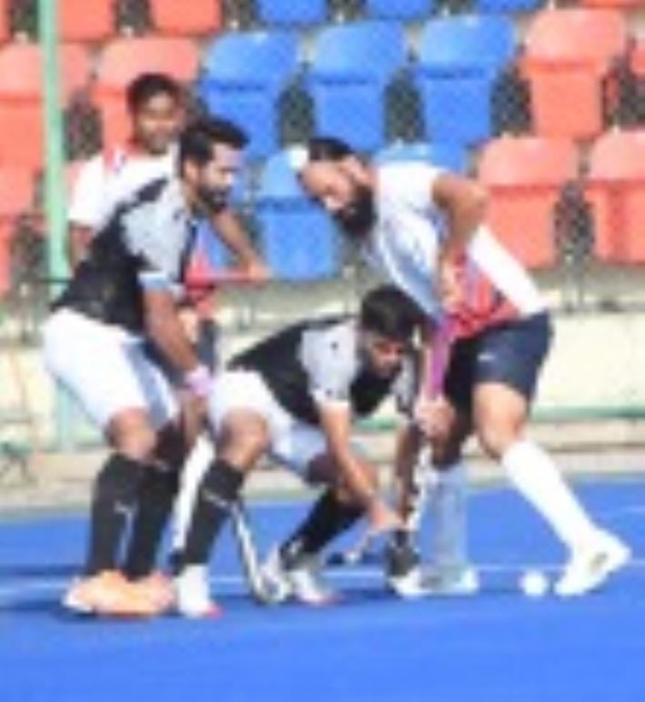 हॉकी मुकाबले में भिड़ते खिलाड़ी। हॉकी मुकाबले में भिड़ते खिलाड़ी।