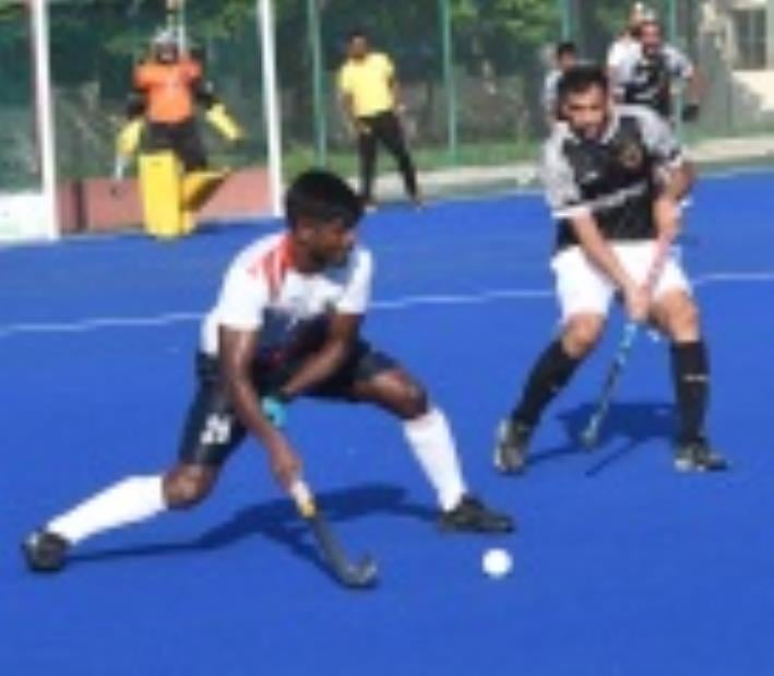 हॉकी मुकाबले में भिड़ते खिलाड़ी। हॉकी मुकाबले में भिड़ते खिलाड़ी।