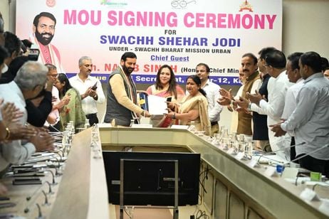 इस्माईलाबाद। चेयरपर्सन मेघा बंसल को मुख्यमंत्री एमओयू देते हुए। स्वयं इस्माईलाबाद। चेयरपर्सन मेघा बंसल को मुख्यमंत्री एमओयू देते हुए। स्वयं