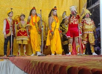 जहांगीराबाद में रामलीला का मंचन करते कलाकार। संवाद जहांगीराबाद में रामलीला का मंचन करते कलाकार। संवाद