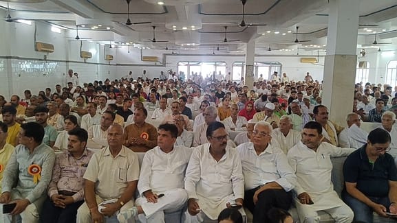 जाट महासभा की और से आयोजित मेधावी छात्र सम्मान समारोह में मेधावियों को सम्मानित करते हुए भाकियू जाट महासभा की और से आयोजित मेधावी छात्र सम्मान समारोह में मेधावियों को सम्मानित करते हुए भाकियू