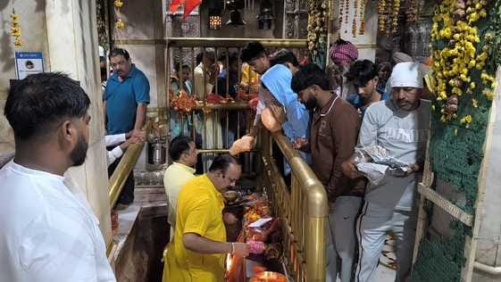 ज्वालामुखी मंदिर में लाइनो में दर्शन करते श्रद्धालु। संवाद ज्वालामुखी मंदिर में लाइनो में दर्शन करते श्रद्धालु। संवाद