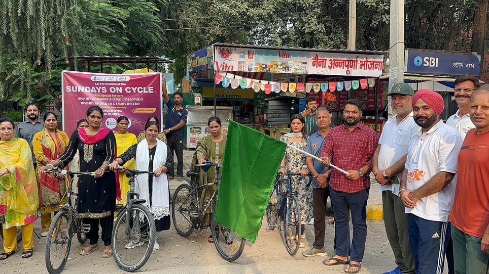 कुरुक्षेत। फिट इंडिया मूवमेंट के तहत साइकिल रैली को हरी झंड़ी दिखाकर रवाना करने के दौरान जिला ब कुरुक्षेत। फिट इंडिया मूवमेंट के तहत साइकिल रैली को हरी झंड़ी दिखाकर रवाना करने के दौरान जिला ब