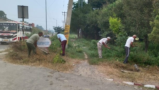 कुरुक्षेत्र। हरमन सिटी में सफाई करते नगर परिषद की टीम। विज्ञप्ति कुरुक्षेत्र। हरमन सिटी में सफाई करते नगर परिषद की टीम। विज्ञप्ति