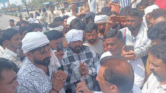 कुरुक्षेत्र। मृतक के गुस्साए परिजनों को समझाने का प्रयास करते पूर्वमंत्री सुभाष सुधा। संवाद कुरुक्षेत्र। मृतक के गुस्साए परिजनों को समझाने का प्रयास करते पूर्वमंत्री सुभाष सुधा। संवाद