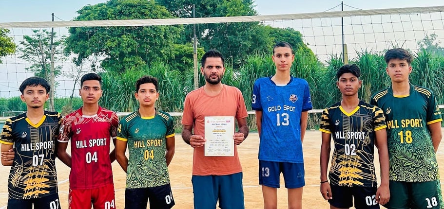 कुरुक्षेत्र। सांगवान वॉलीबाल अकादमी के प्रशिक्षक अनिल कुमार खिलाडियों के साथ प्रशंसा पत्र दिखात कुरुक्षेत्र। सांगवान वॉलीबाल अकादमी के प्रशिक्षक अनिल कुमार खिलाडियों के साथ प्रशंसा पत्र दिखात