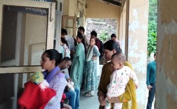 मेडिकल कॉलेज की बाल ओपीडी में बच्चों को लेकर उपचार के लिए इंतजार करते परिजन। संवाद