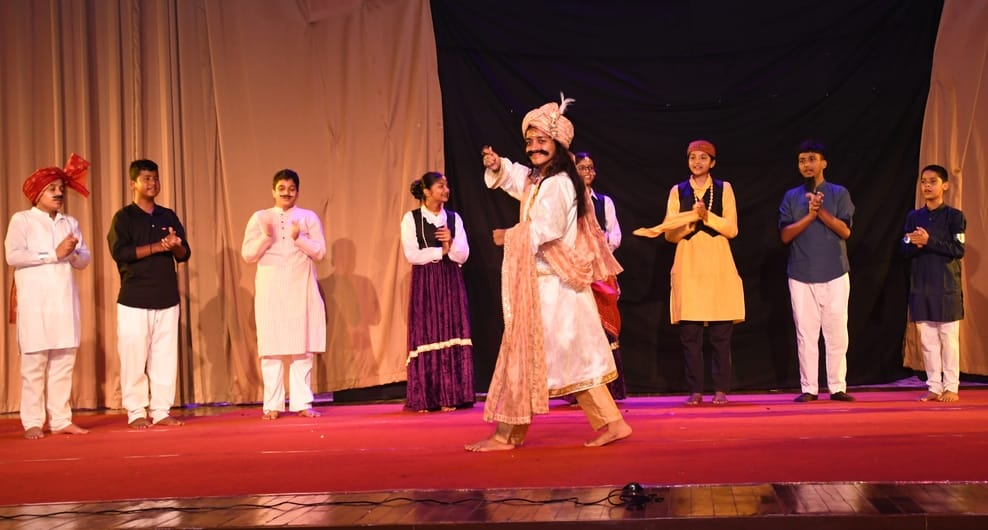 मेडिकल कॉलेज सभागार में राजा मूँछो सिंह नाटक का मंचन करते कलाकार। संवाद मेडिकल कॉलेज सभागार में राजा मूँछो सिंह नाटक का मंचन करते कलाकार। संवाद