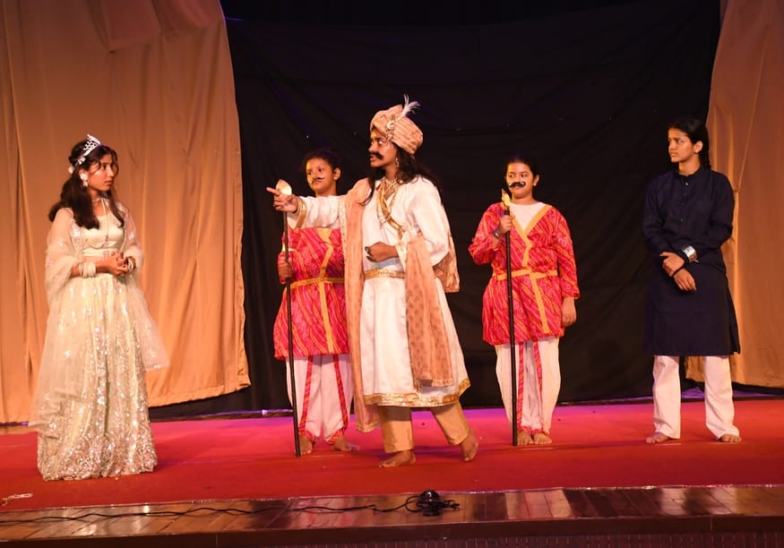 मेडिकल कॉलेज सभागार में राजा मूँछो सिंह नाटक का मंचन करते कलाकार। संवाद मेडिकल कॉलेज सभागार में राजा मूँछो सिंह नाटक का मंचन करते कलाकार। संवाद