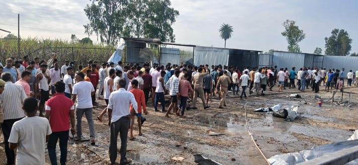 नहटौर क्षेत्र के गांव सीकरी खुर्द के जंगल पटाखा फैक्ट्री में धमाके के बाद टूटा टिन शेड़। संवाद नहटौर क्षेत्र के गांव सीकरी खुर्द के जंगल पटाखा फैक्ट्री में धमाके के बाद टूटा टिन शेड़। संवाद