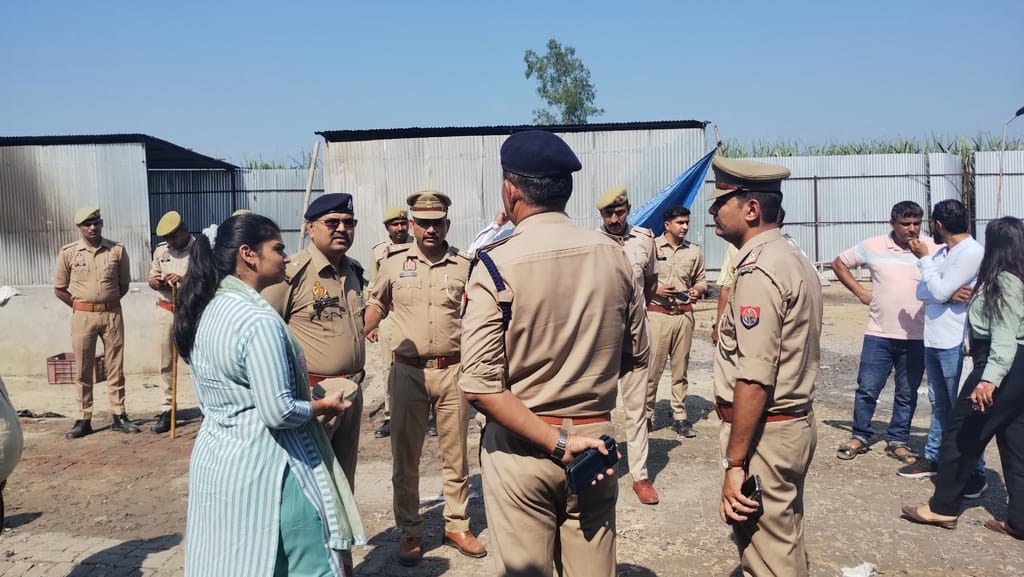 नहटौर क्षेत्र के गांव सीकरी खुर्द के जंगल पटाखा फैक्ट्री में धमाके के बाद टूटा टिन शेड़। संवाद नहटौर क्षेत्र के गांव सीकरी खुर्द के जंगल पटाखा फैक्ट्री में धमाके के बाद टूटा टिन शेड़। संवाद