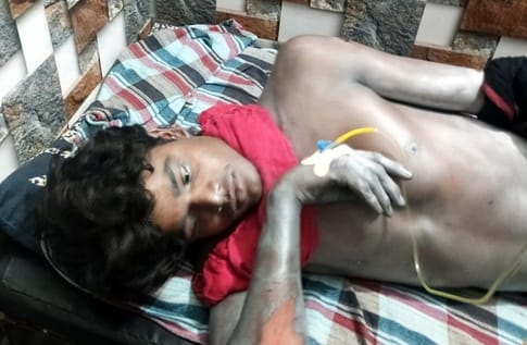 नहटौर क्षेत्र के गांव सीकरी खुर्द के जंगल पटाखा फैक्ट्री में धमाके के बाद टूटा टिन शेड़। संवाद नहटौर क्षेत्र के गांव सीकरी खुर्द के जंगल पटाखा फैक्ट्री में धमाके के बाद टूटा टिन शेड़। संवाद