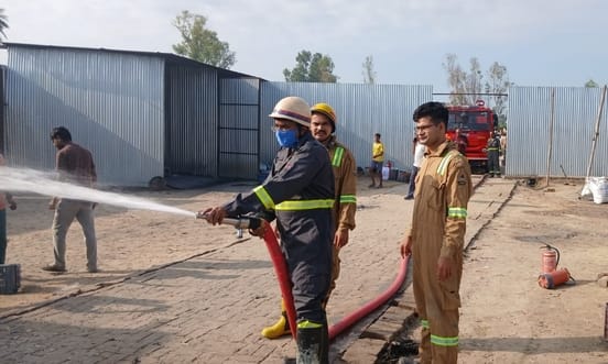 नहटौर क्षेत्र के गांव सीकरी खुर्द के जंगल पटाखा फैक्ट्री में धमाके के बाद टूटा टिन शेड़। संवाद नहटौर क्षेत्र के गांव सीकरी खुर्द के जंगल पटाखा फैक्ट्री में धमाके के बाद टूटा टिन शेड़। संवाद
