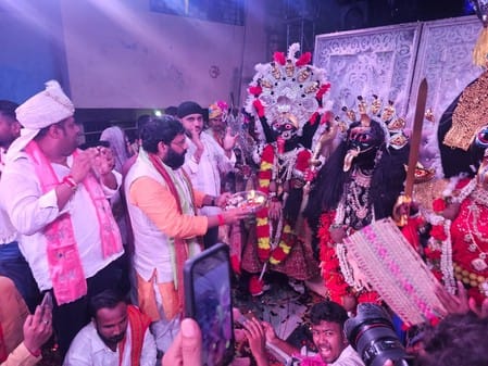 औरंगाबाद में महाकाली के जुलूस का शुभारंभ करते पूर्व चेयरमैन राजकुमार लोधी। संवाद औरंगाबाद में महाकाली के जुलूस का शुभारंभ करते पूर्व चेयरमैन राजकुमार लोधी। संवाद
