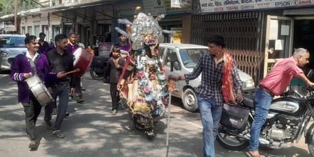 औरंगाबाद में महाकाली के जुलूस का शुभारंभ करते पूर्व चेयरमैन राजकुमार लोधी। संवाद औरंगाबाद में महाकाली के जुलूस का शुभारंभ करते पूर्व चेयरमैन राजकुमार लोधी। संवाद