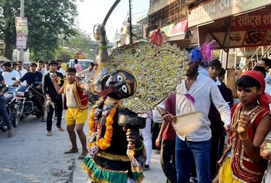 औरंगाबाद में महाकाली के जुलूस का शुभारंभ करते पूर्व चेयरमैन राजकुमार लोधी। संवाद औरंगाबाद में महाकाली के जुलूस का शुभारंभ करते पूर्व चेयरमैन राजकुमार लोधी। संवाद