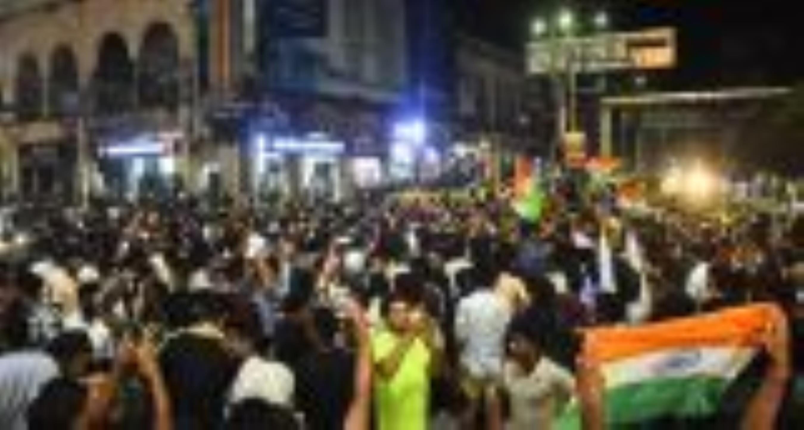 पाकिस्तान पर भारत की जीत के बाद हजरतगंज में जश्न मनाने पहुंची युवाओं की भीड़। 