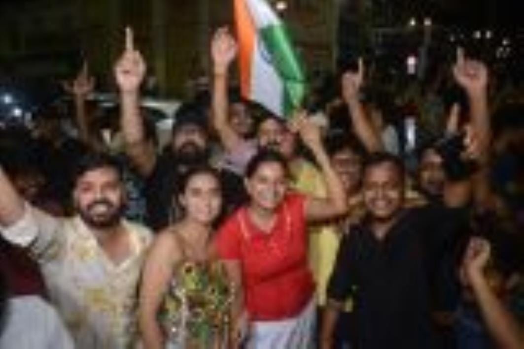पाकिस्तान पर भारत की जीत के बाद हजरतगंज में जश्न मनाने पहुंची युवाओं की भीड़। 