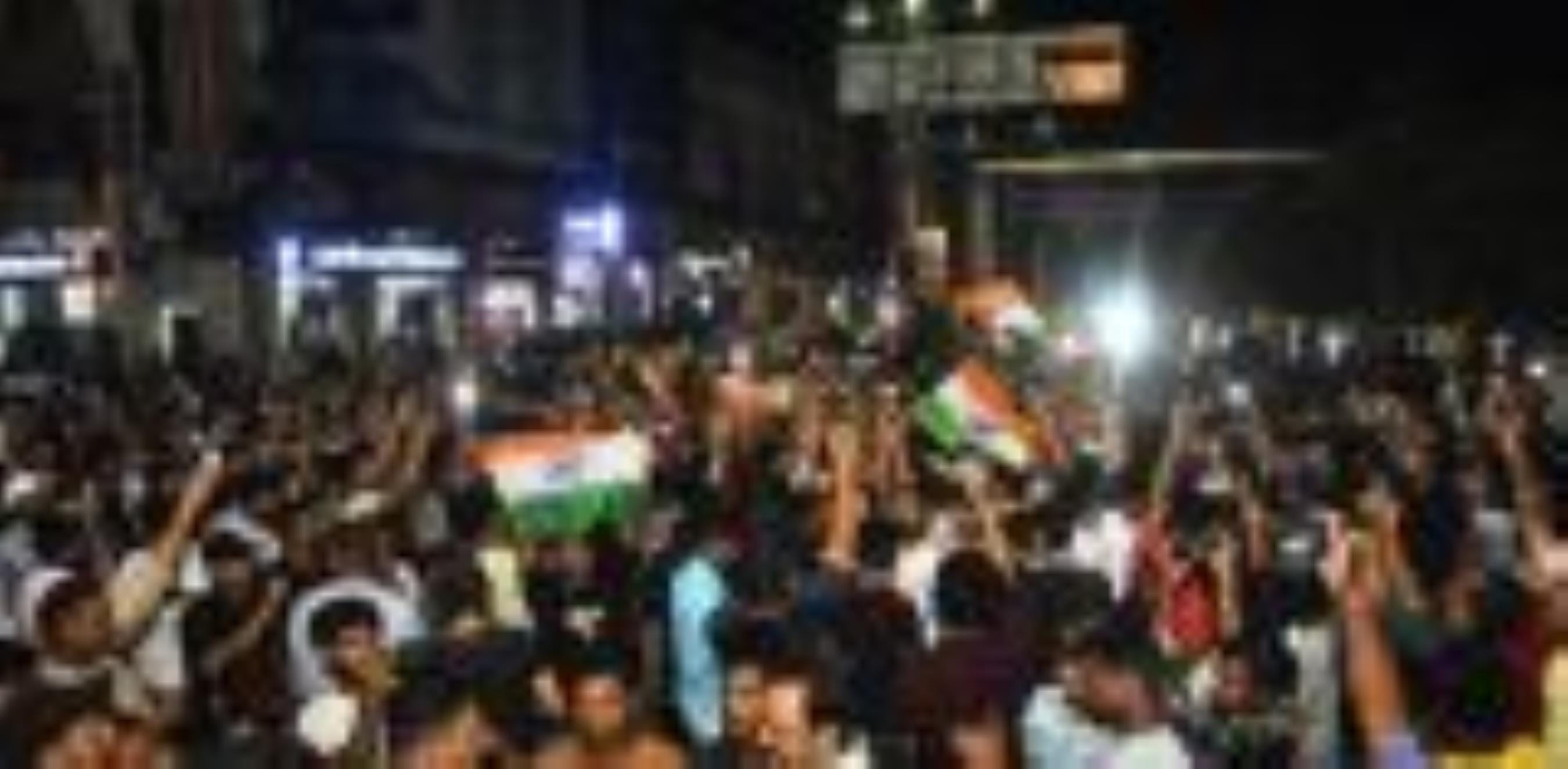 पाकिस्तान पर भारत की जीत के बाद हजरतगंज में जश्न मनाने पहुंची युवाओं की भीड़। 