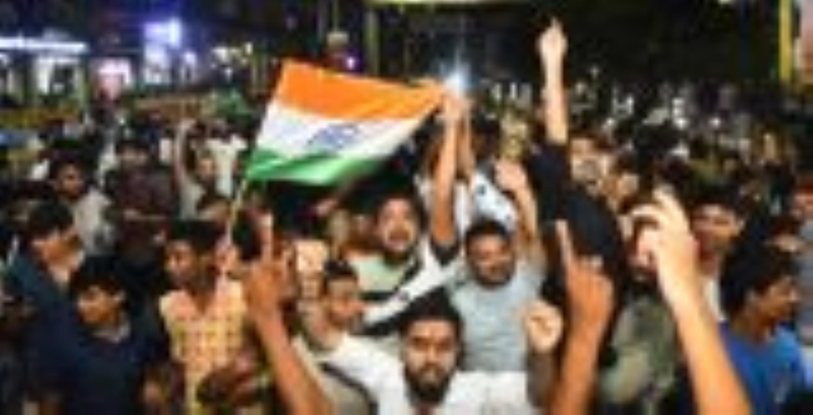 पाकिस्तान पर भारत की जीत के बाद हजरतगंज में जश्न मनाने पहुंची युवाओं की भीड़। 