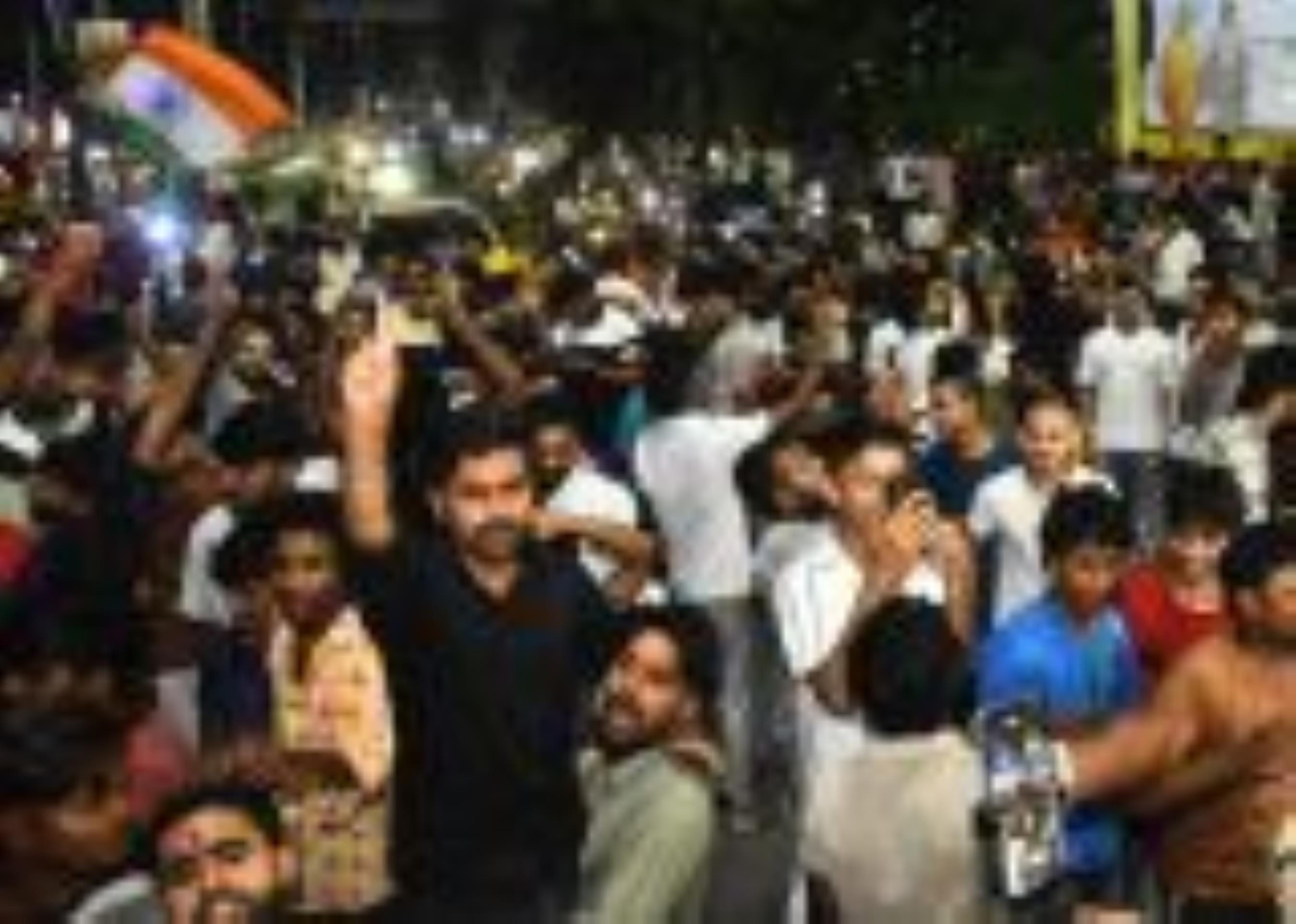 पाकिस्तान पर भारत की जीत के बाद हजरतगंज में जश्न मनाने पहुंची युवाओं की भीड़। 