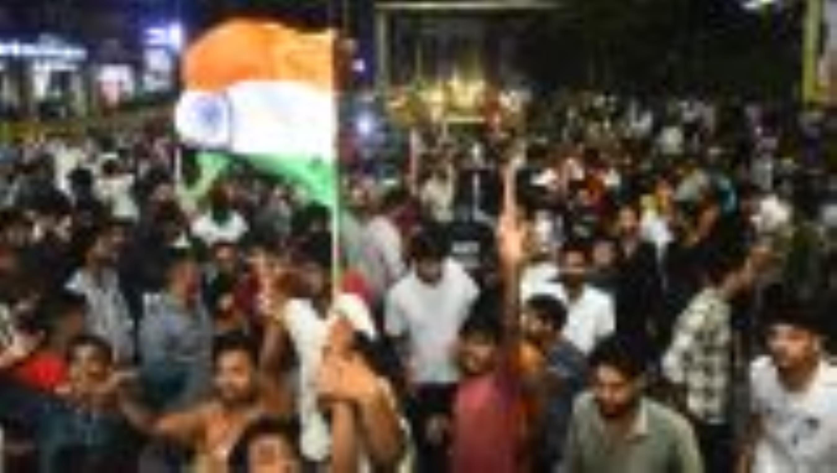 पाकिस्तान पर भारत की जीत के बाद हजरतगंज में जश्न मनाने पहुंची युवाओं की भीड़। 
