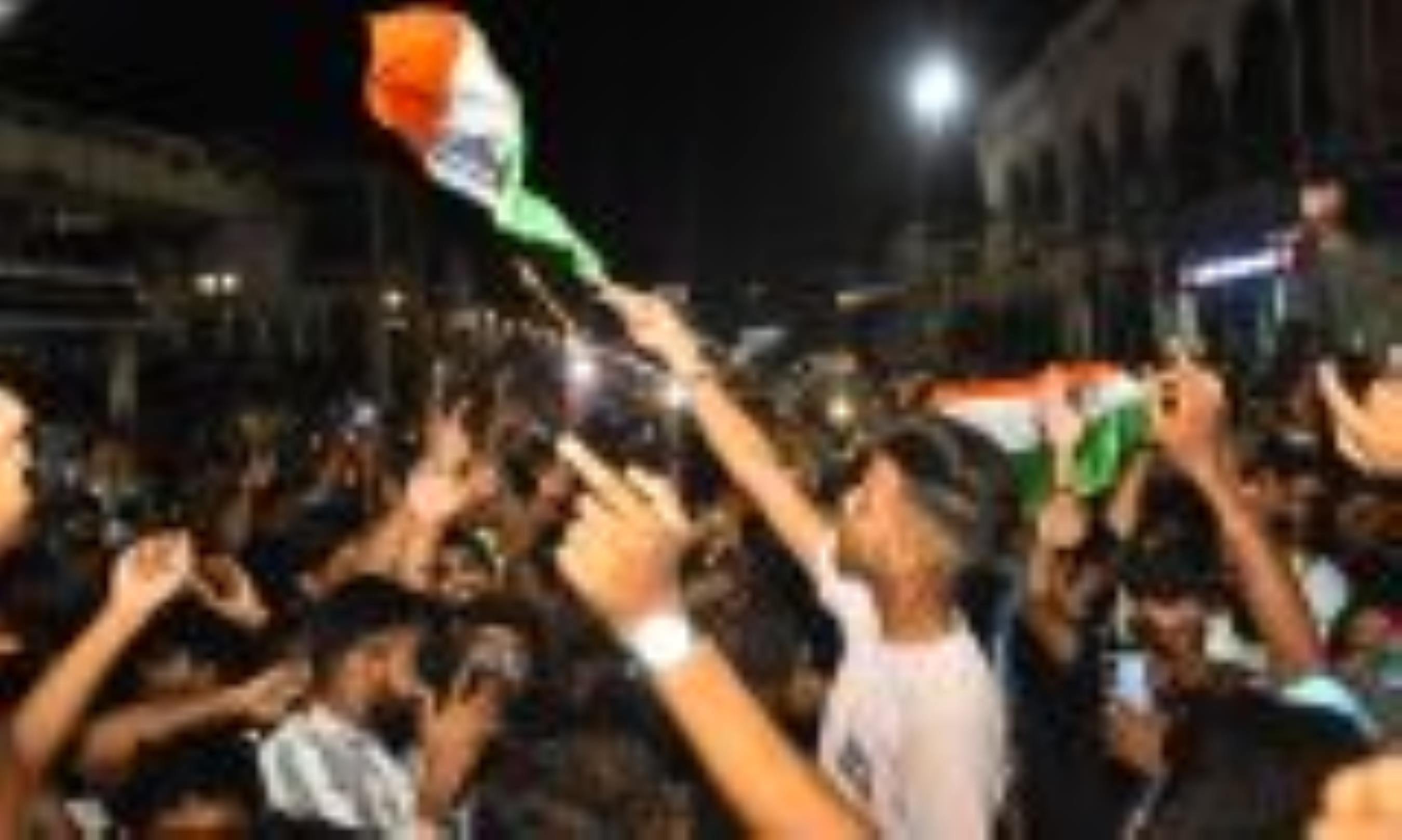 पाकिस्तान पर भारत की जीत के बाद हजरतगंज में जश्न मनाने पहुंची युवाओं की भीड़। 