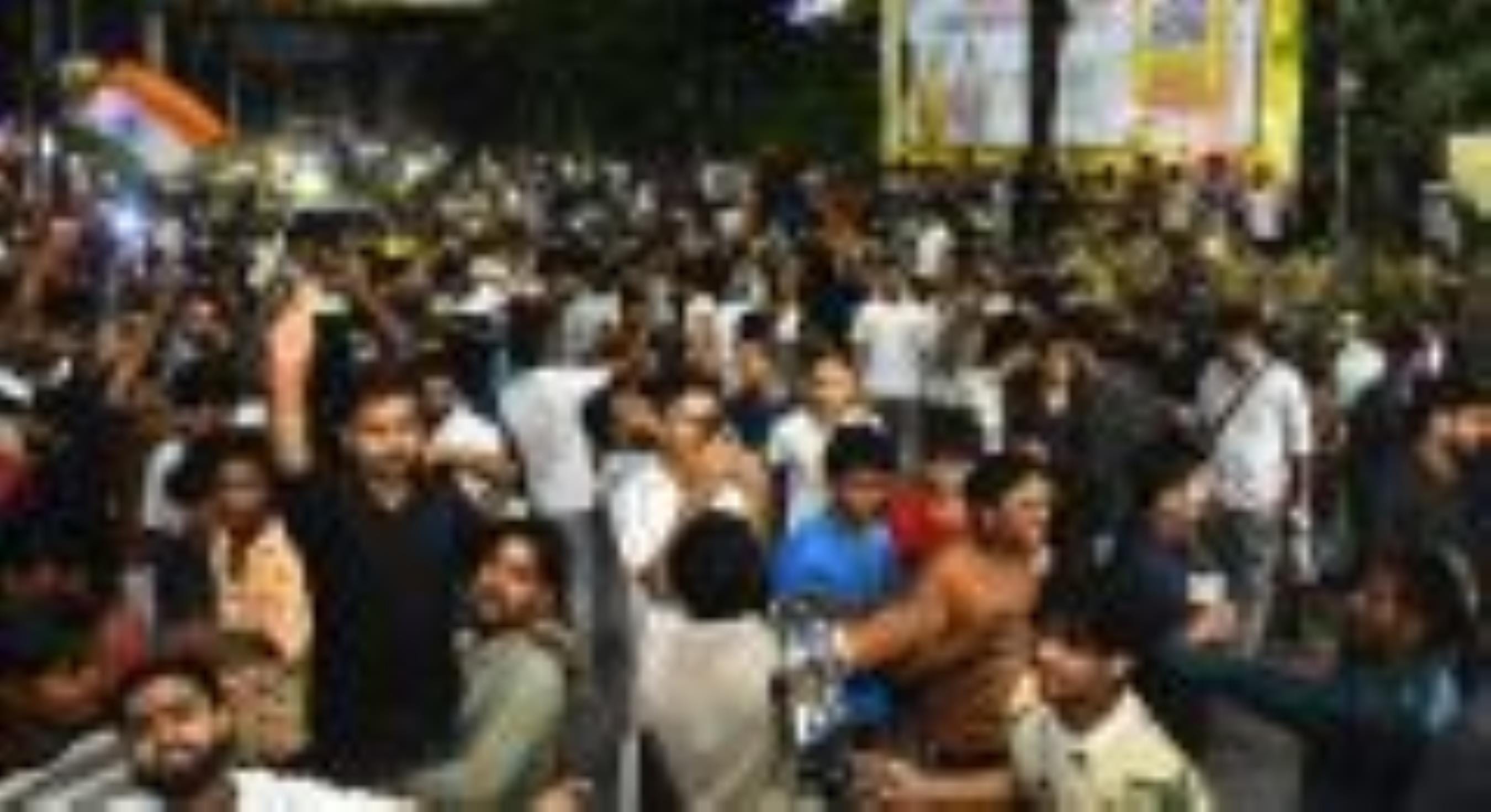 पाकिस्तान पर भारत की जीत के बाद हजरतगंज में जश्न मनाने पहुंची युवाओं की भीड़। 