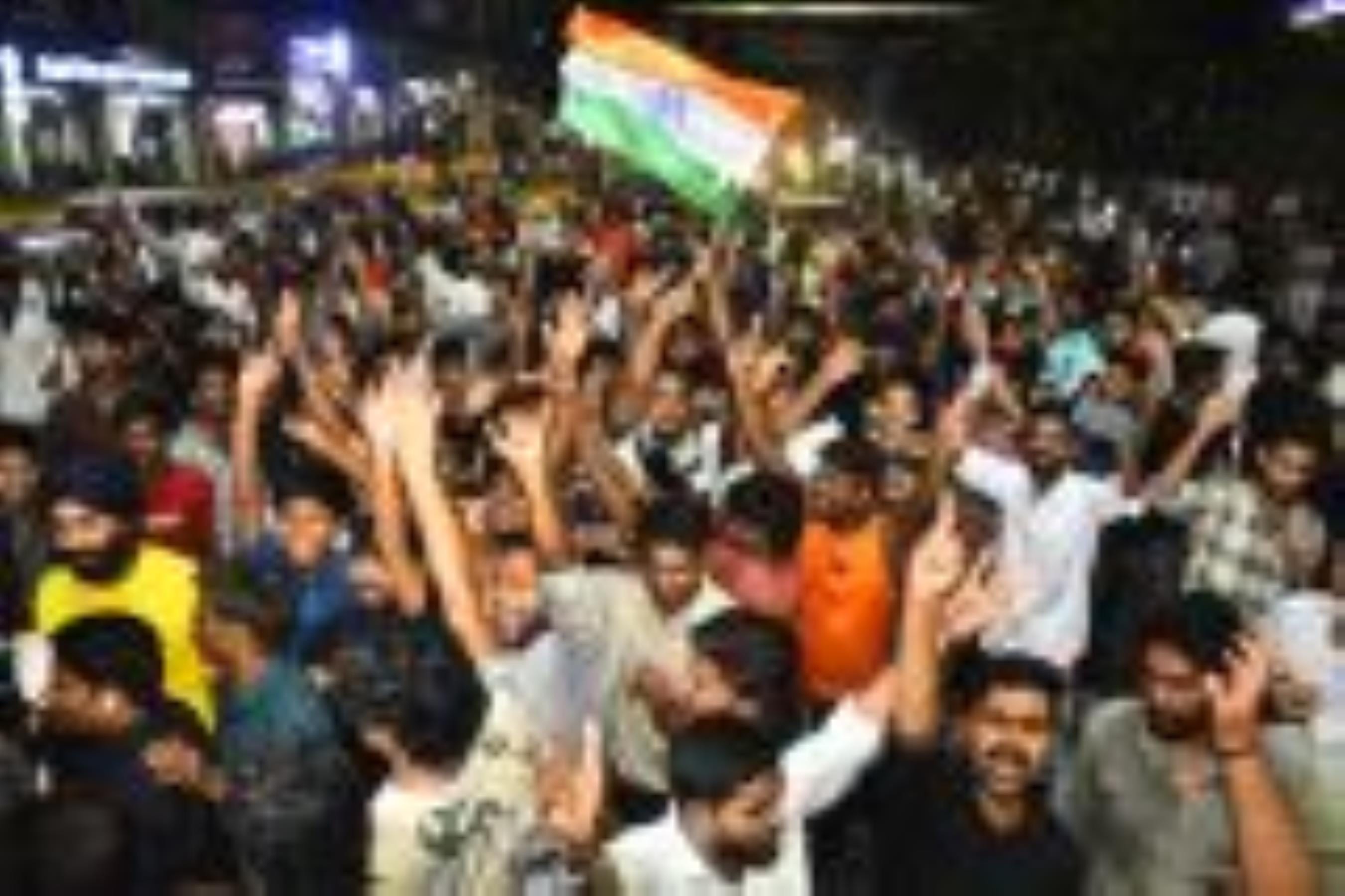 पाकिस्तान पर भारत की जीत के बाद हजरतगंज में जश्न मनाने पहुंची युवाओं की भीड़। 
