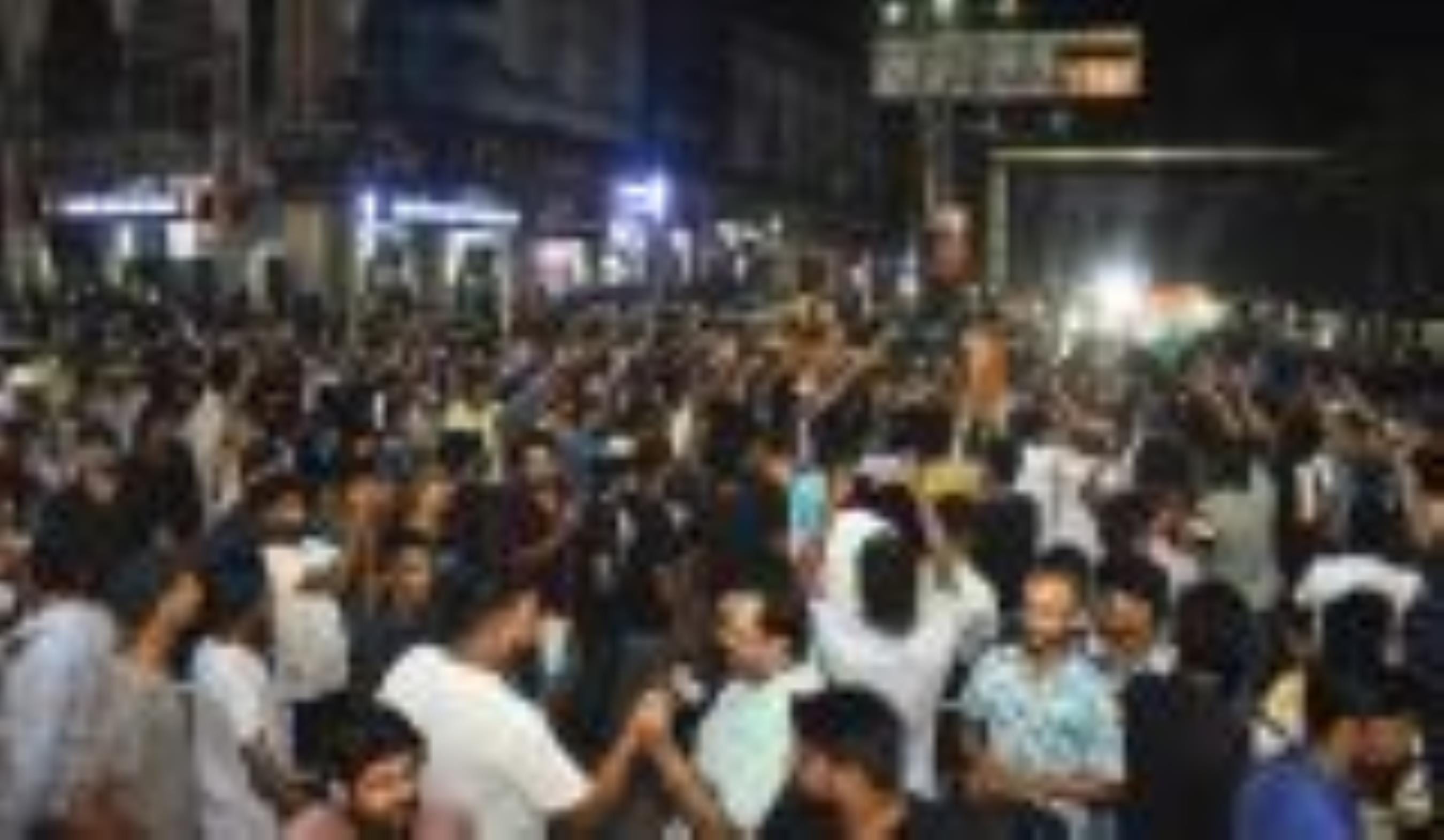 पाकिस्तान पर भारत की जीत के बाद हजरतगंज में जश्न मनाने पहुंची युवाओं की भीड़। 
