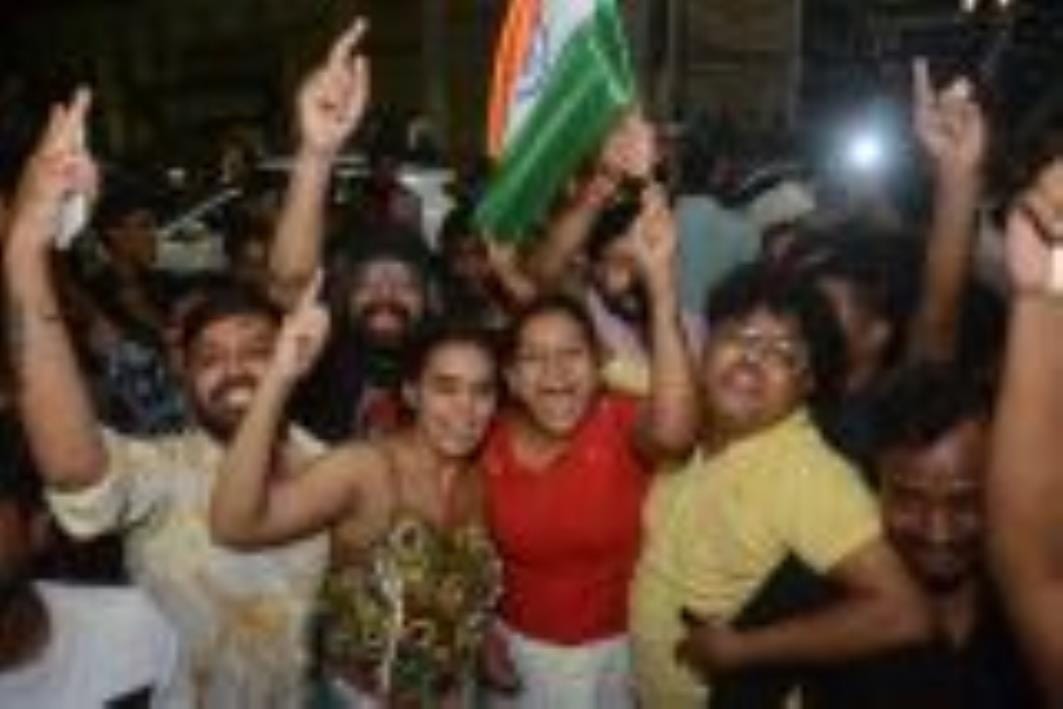 पाकिस्तान पर भारत की जीत के बाद हजरतगंज में जश्न मनाने पहुंची युवाओं की भीड़। 