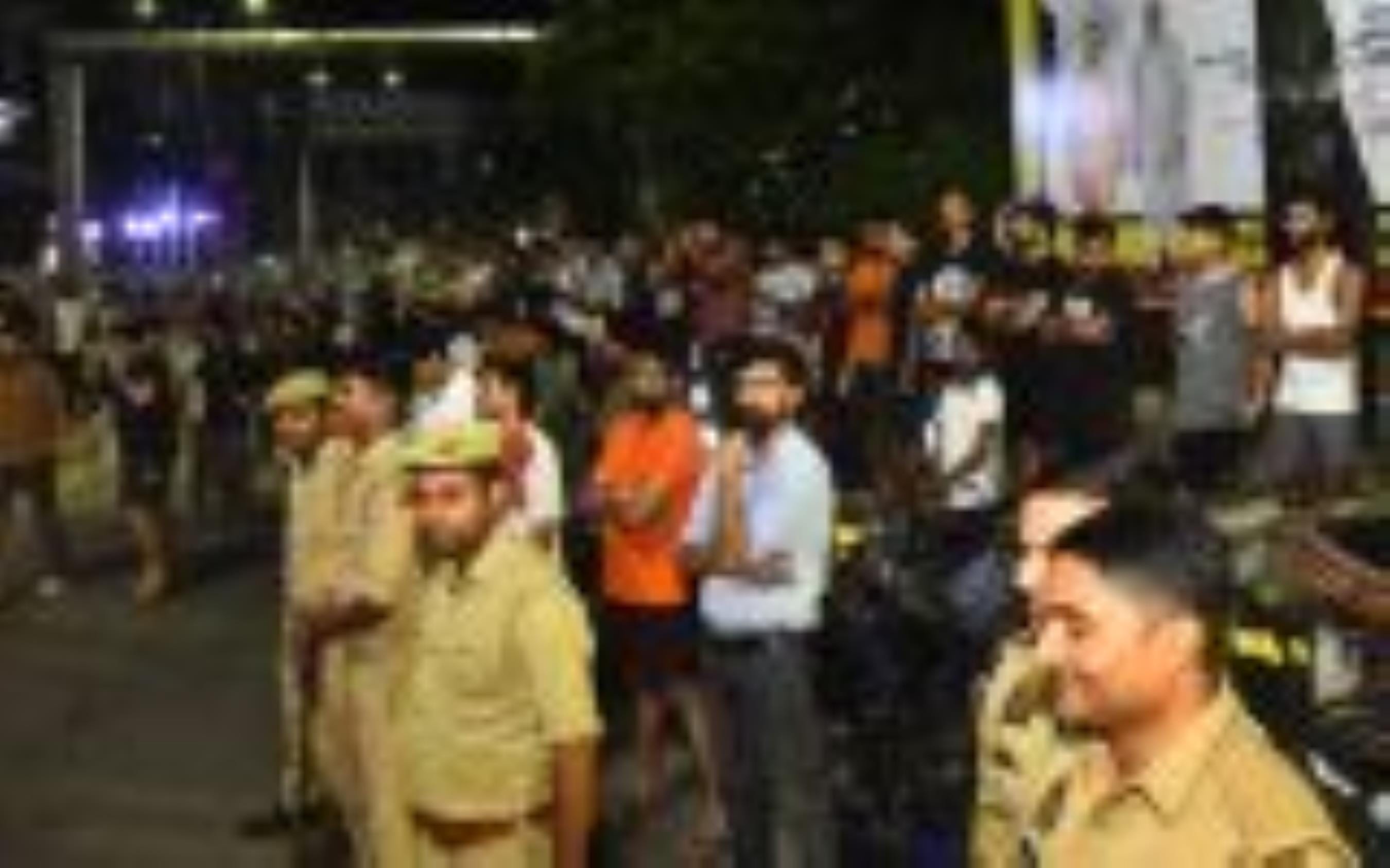 पाकिस्तान पर भारत की जीत के बाद हजरतगंज में जश्न मनाने पहुंची युवाओं की भीड़। 